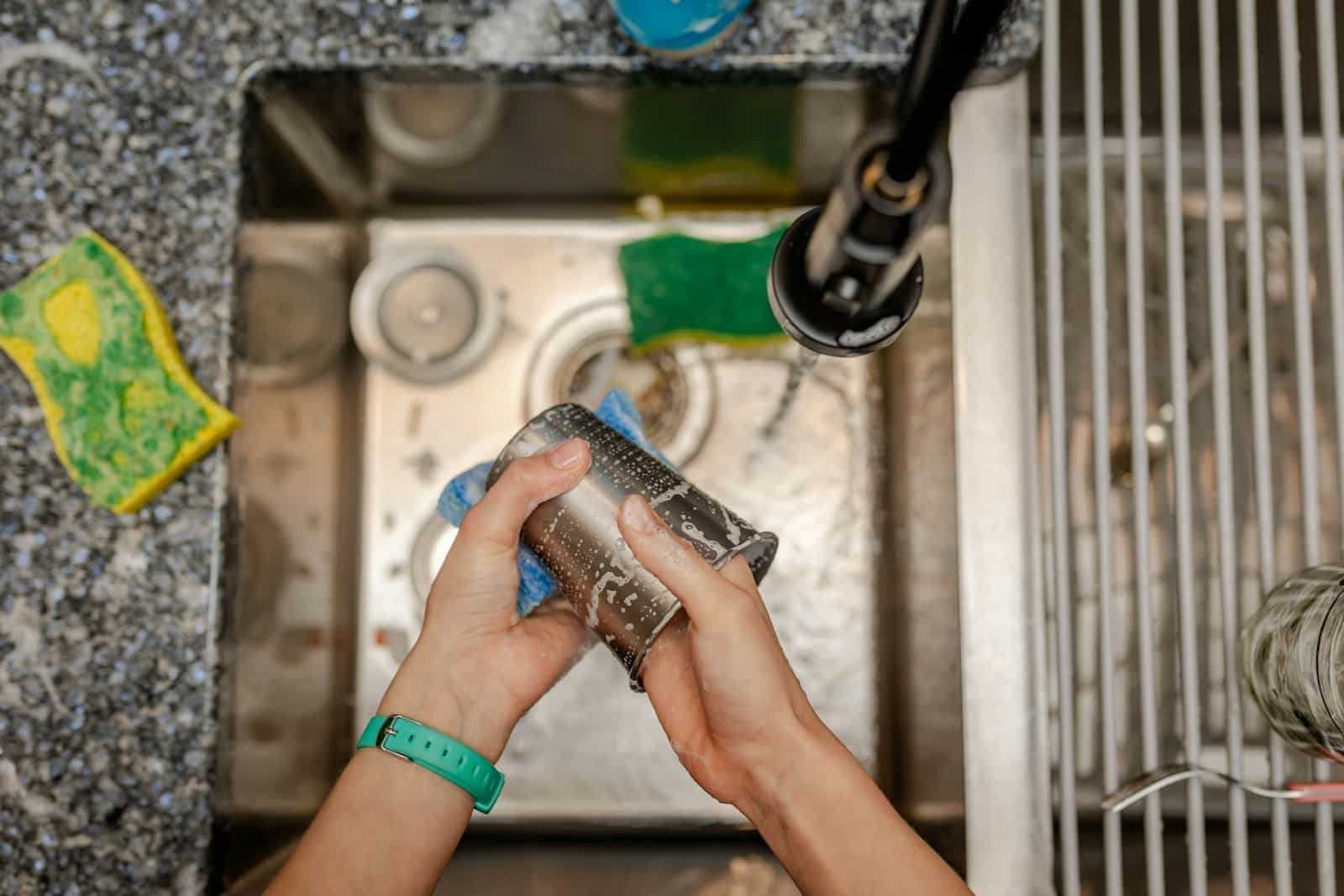 how does a garbage disposal work